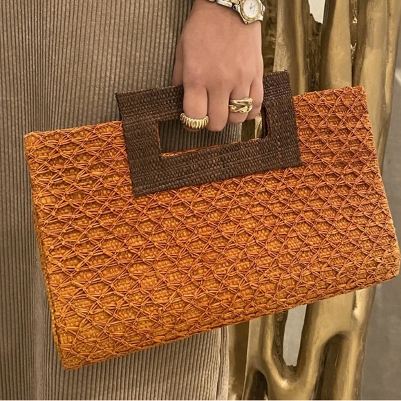 Hand-woven raffia clutch with handle - Picture 4 of 5